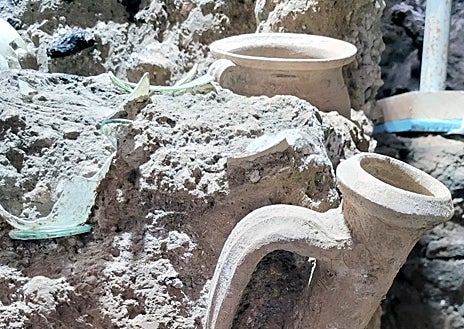 Imagen secundaria 1 - Pompeya desentierra los pisos de su &#039;clase media&#039; llenos de objetos intactos