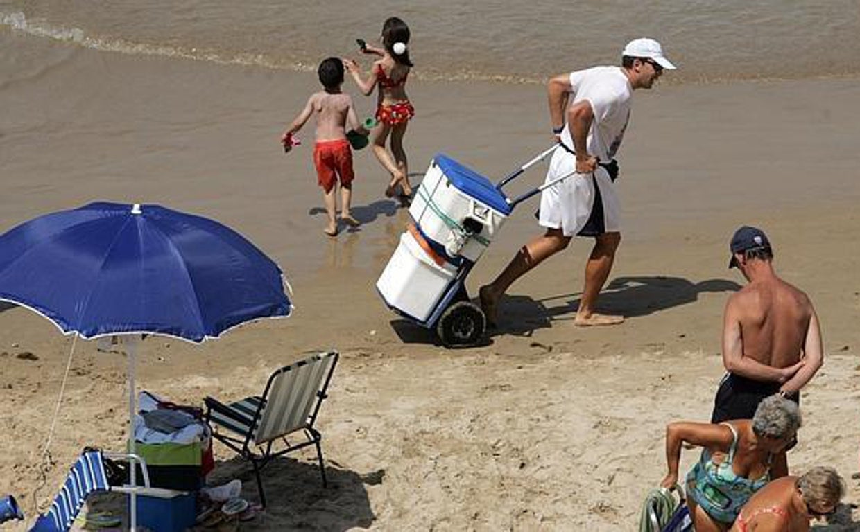 Un vendedor ambulante en la playa