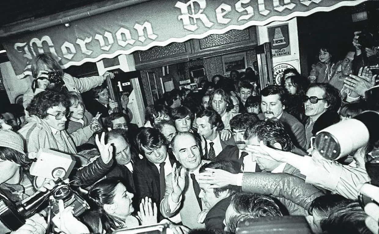 Mitterrand, el 10 de mayo de 1981, en las puertas del Vieux Morva, que había convertido en su centro electoral
