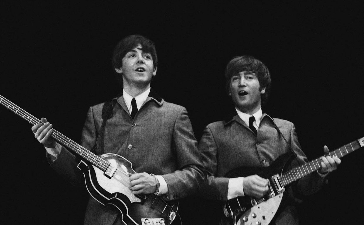 Paul McCartney y John Lennon, durante una actuación en 1964