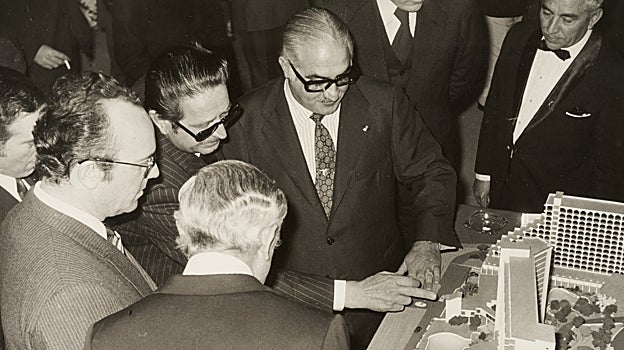 Pedro Zaragoza, acompañado de las autoridades, contempla la maqueta del complejo Tropicana, ya terminado, durante su asistencia a la inauguración del mismo, que comprende dos hoteles, uno de 3 estrellas y otro de 4