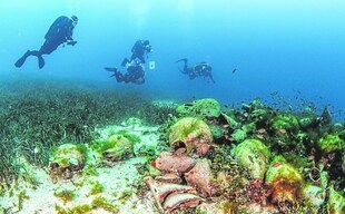 Un buzo explora un pecio en la costa de Alónnisos