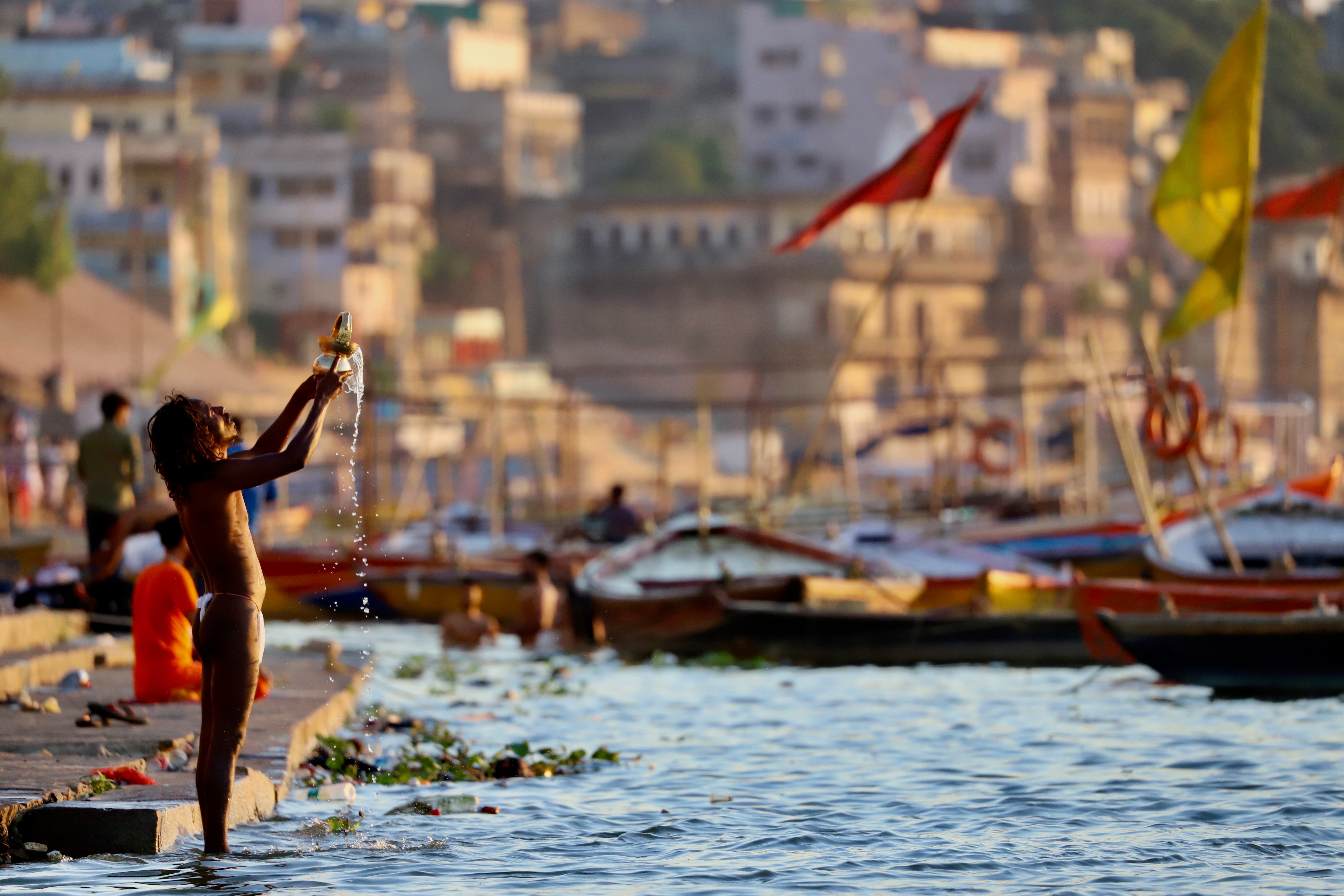 Al amanecer, miles de fieles hindúes rezan y se bañan en las aguas sagradas del Ganges para purificarse
