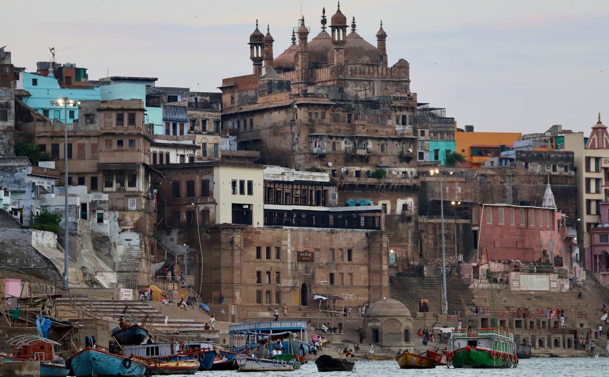 A orillas del Ganges, en la monumental belleza de Benarés conviven los templos hinduistas, mezquitas musulmanas y fuertes de la época colonial británica