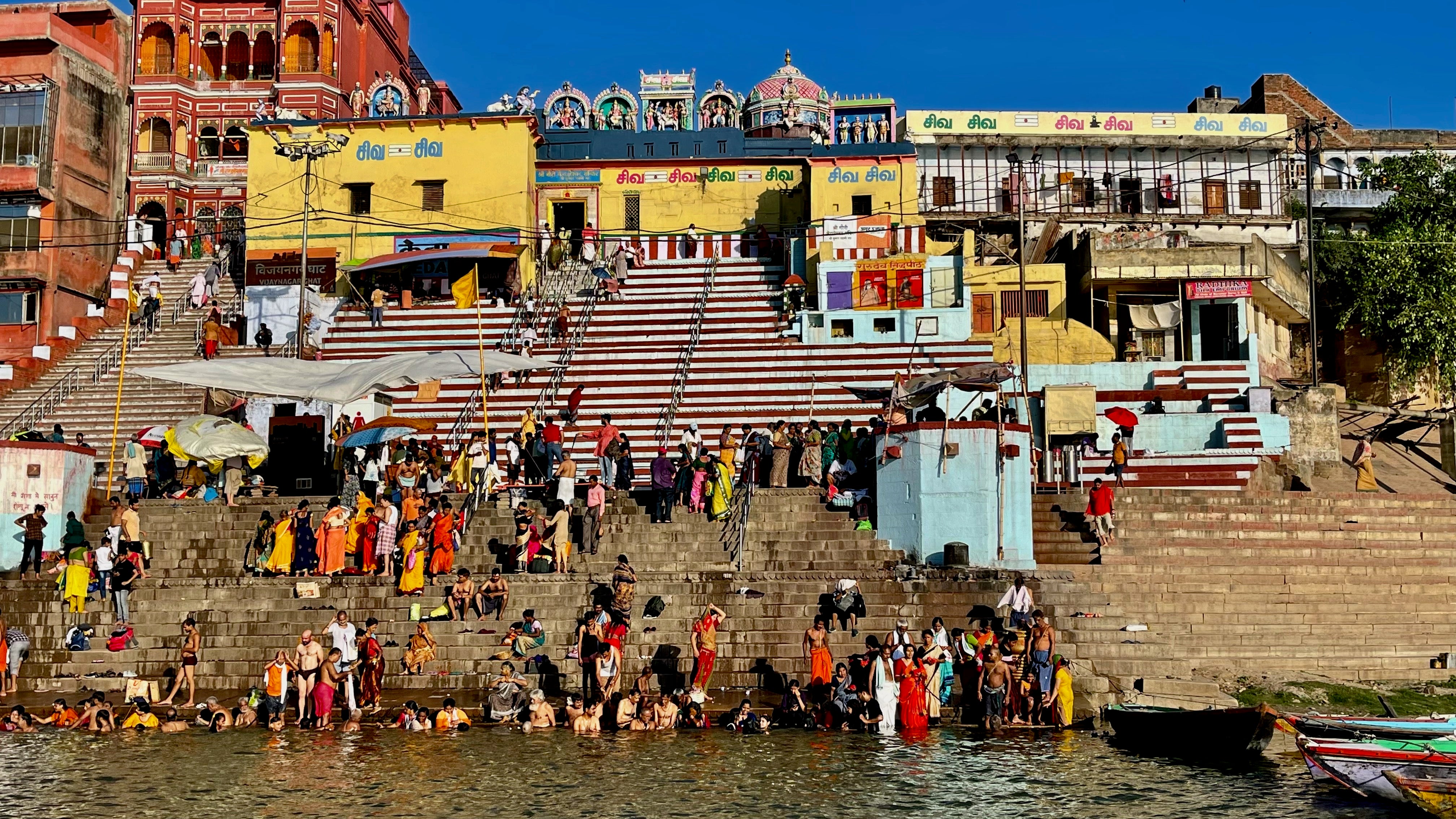 En la orilla occidental del Ganges, a lo largo de ocho kilómetros hay 91 «ghats» (escalones de muelles fluviales) que cada mañana se llenan para los baños y rezos característicos del hinduismo