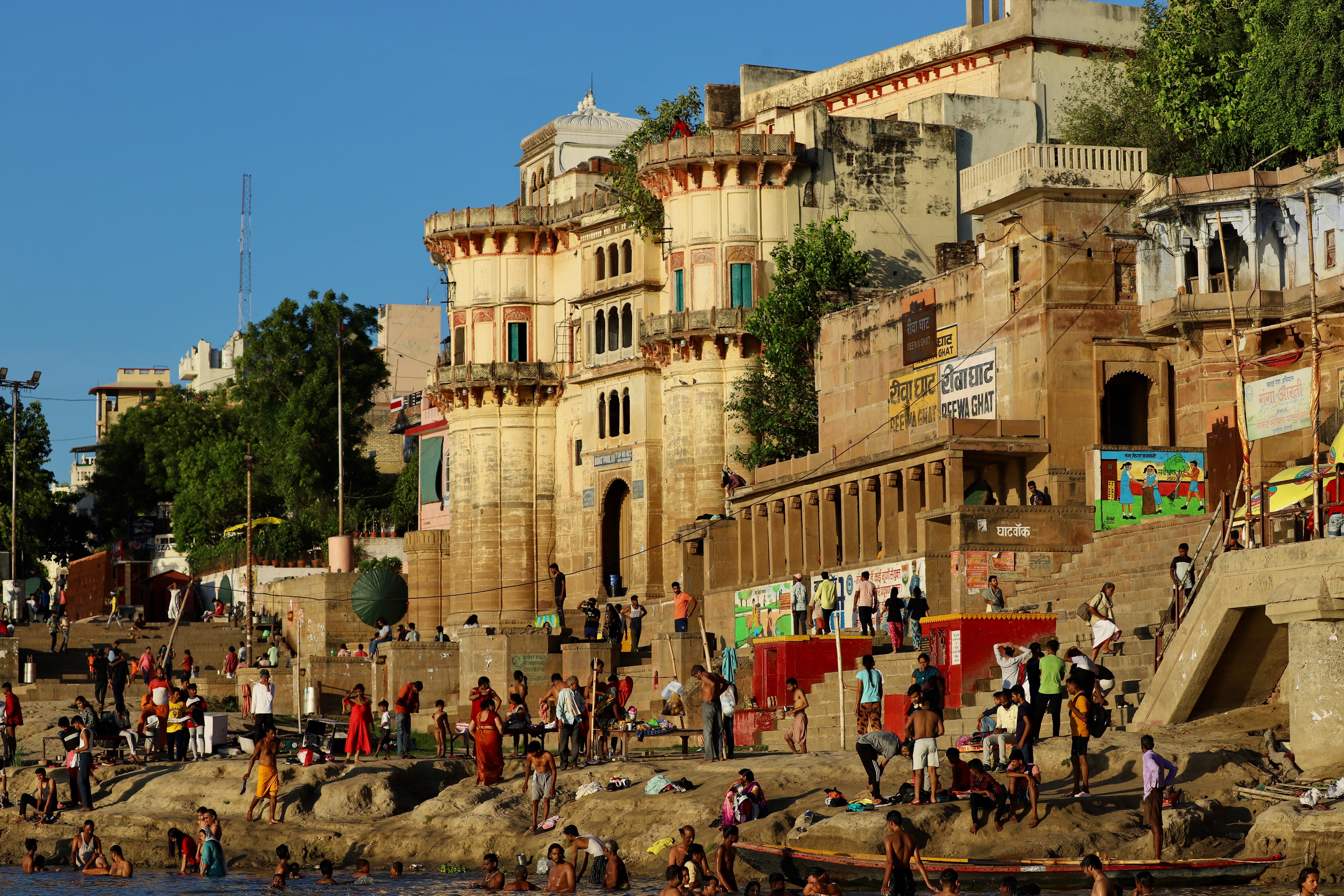 Con su monumental y abigarrada belleza, los palacios, fuertes, templos y mezquitas a orillas del Ganges son una de las postales más típicas de la India