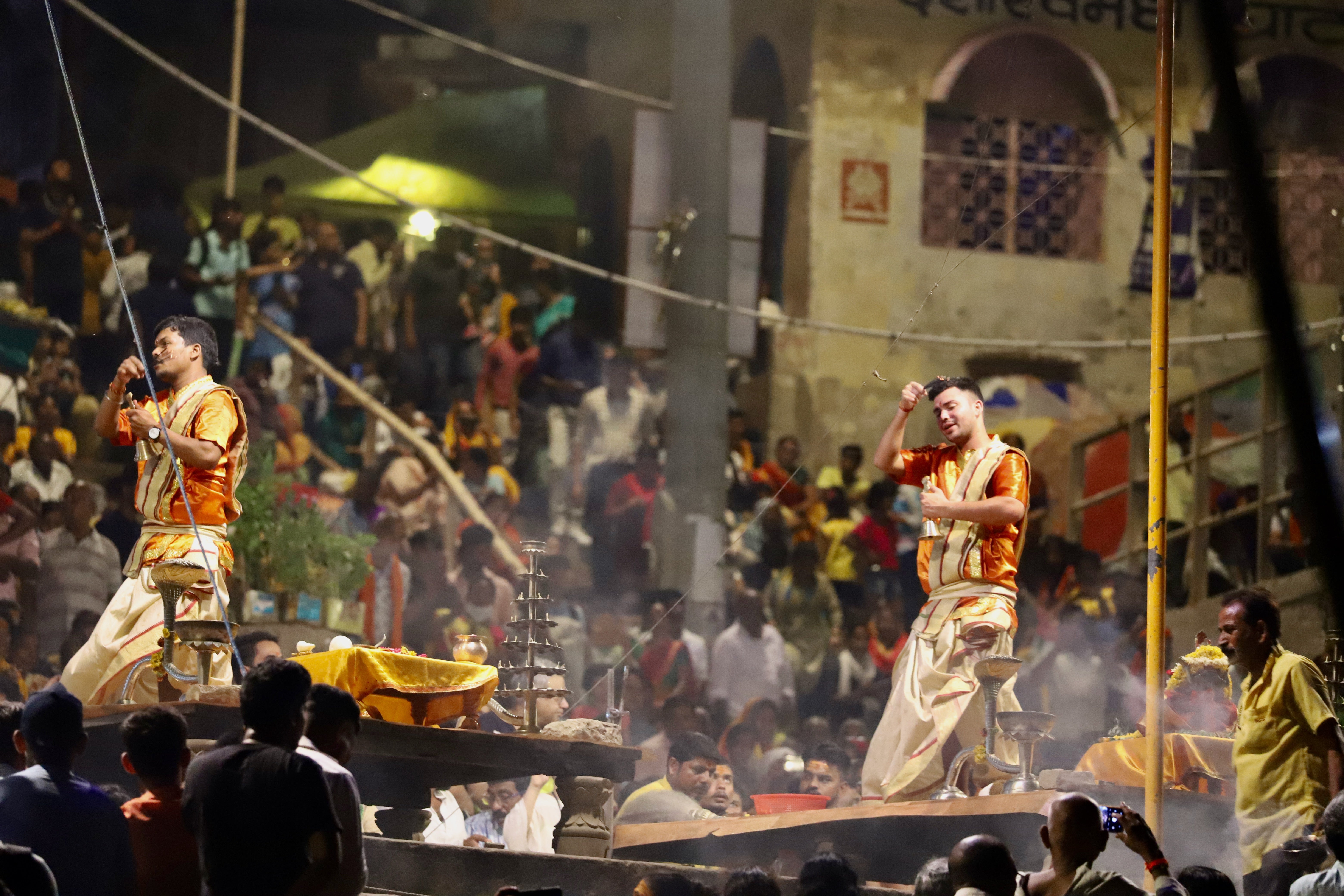 Además de sus templos y «ghats», otra de las atracciones de Benarés son las «pujas», hipnóticas ceremonias religiosas que se celebran cada noche para venerar a los dioses hindúes