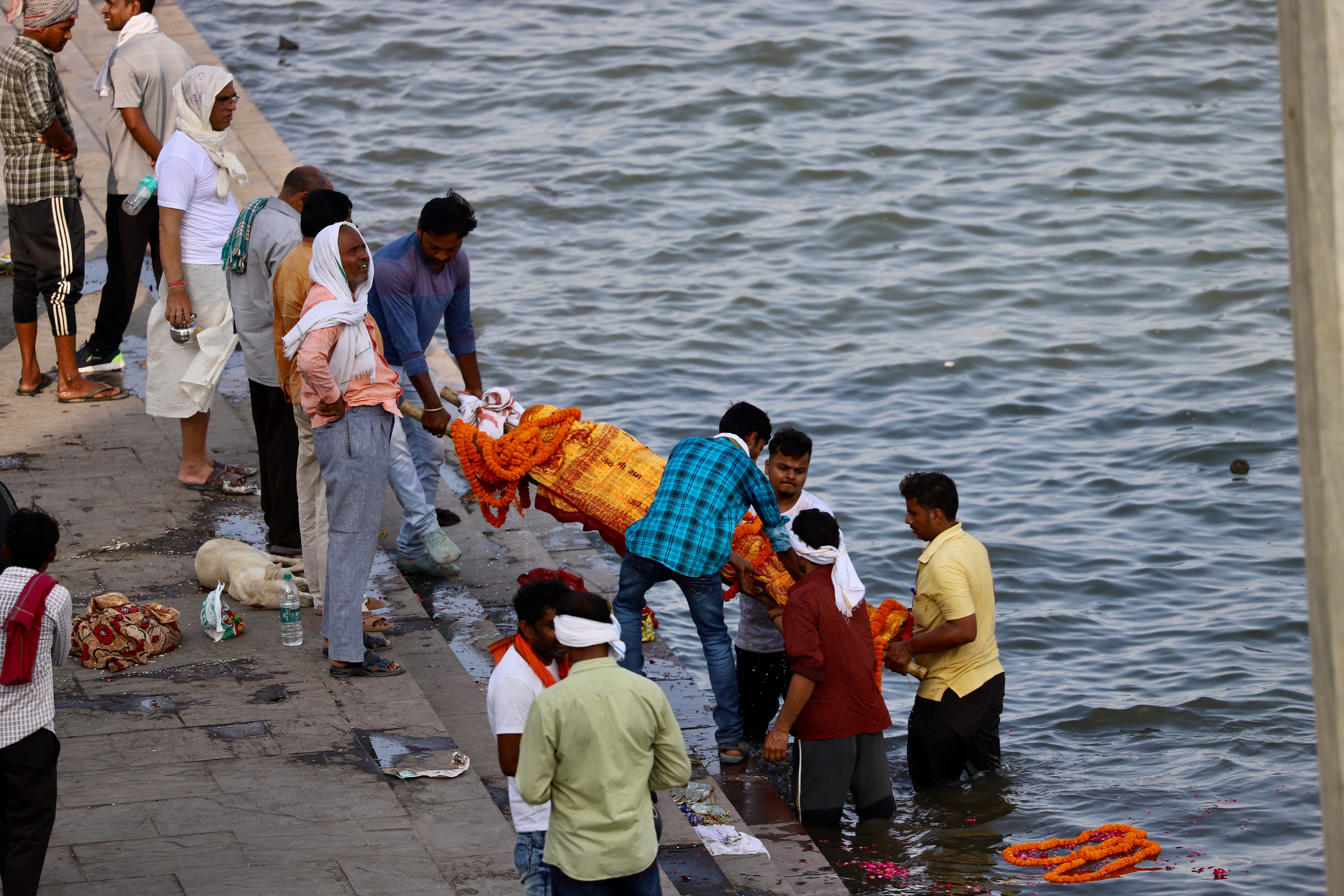 Tras rociar los cadáveres amortajados con agua sagrada del Ganges, son incinerados en las pilas funerarias de Manikarnika y Harishchandra para que sus cenizas reposen en el «Río Madre»