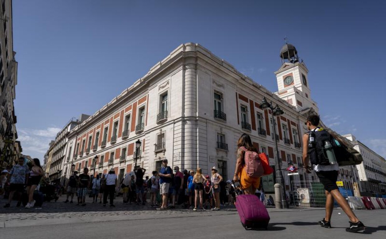 Aprieta el calor en la madrileña Puerta de Sol, llena de turistas en pleno verano