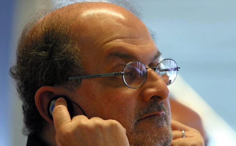 Salman Rushdie ya respira solo, pero sigue grave y su recuperación será larga