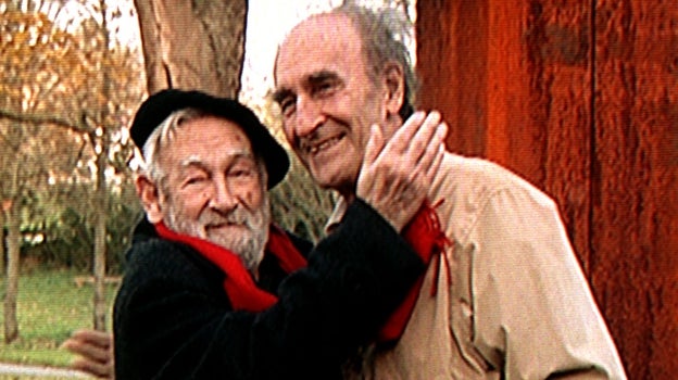 Histórico abrazo de reconciliación entre Jorge Oteiza y Eduardo Chillida en Zabalaga en 1997