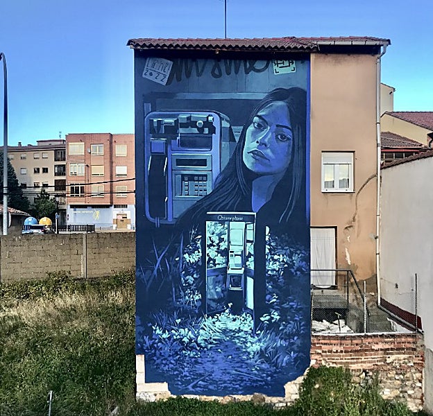 Mural del grupo Chisme Criu en una de las calles de La Robla, León