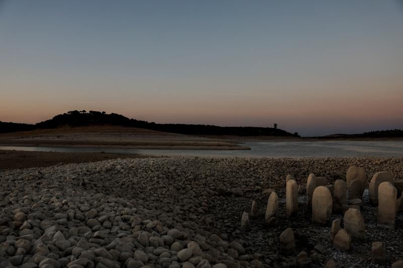 Fue descubierto por el arqueólogo alemán Hugo Obermaier en 1926, pero quedó sumergido desde la construcción del embalse de Valdecañas en 1963.