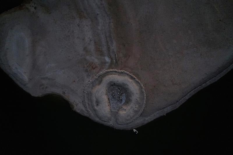 Asociaciones locales como Raíces de Peraleda han abogado por  trasladar las piedras a  tierra firme  porque « si se deja en el agua corre peligro de desaparecer en unos cuantos años »