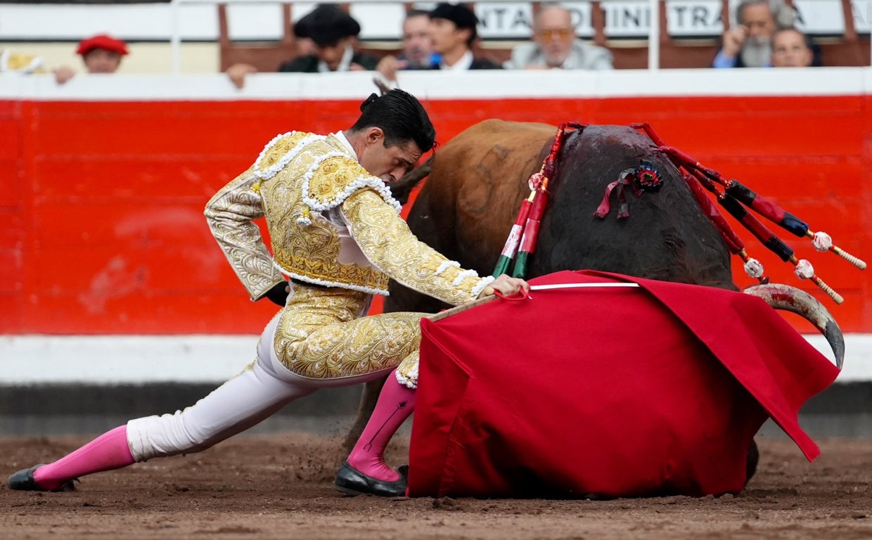 Alejandro Talavante se dobla en el inicio de faena al segundo toro