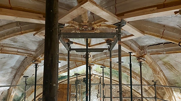 Los andamios sostienen la bóveda del templo para evitar su colapso
