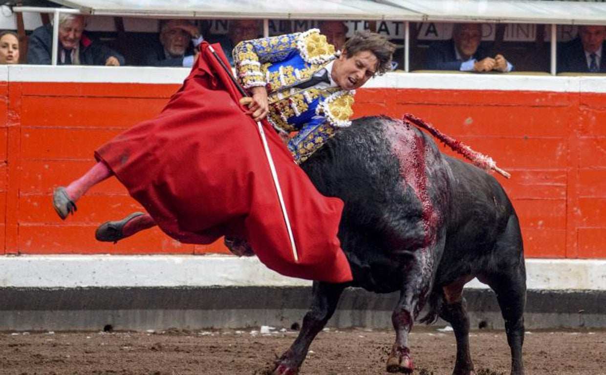 Roca Rey, cogido con violencia por el sobrero