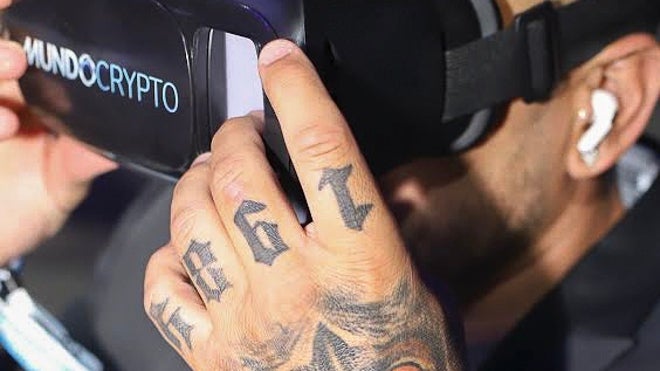 Un asistente se prueba las gafas de realidad virtual