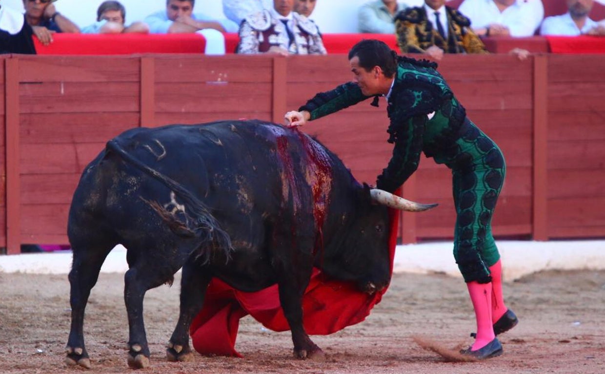 Daniel Luque, en una soberbia estocada al tercer toro