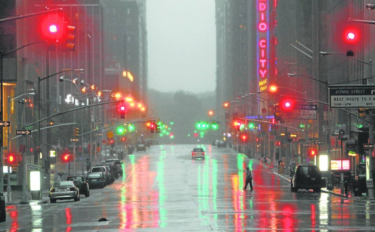 Llega el petricor, el reflejo de las luces nocturnas en los charcos, la paz inmensa, la vida sin artificios, las tardes de lectura y cine, los paseos por el campo, las setas y las acerolas, la venganza de los felices, la revancha de los sabios