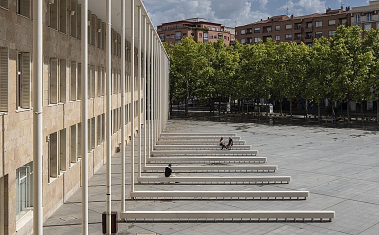Imagen principal - Arriba, 'Sombras', de Pawel Grobelny, dialoga con el Ayuntamiento de Moneo. Sobre estas líneas, 'Casa con cuatro palmeras', de Tudor Vlasceanu, e 'Hiber', de Rintala Eggertsson Architects, en la ribera del río Ebro
