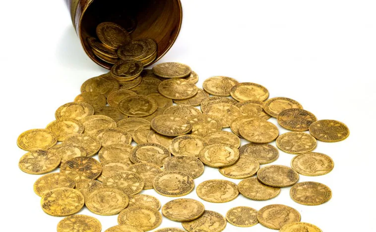 Hallan un tesoro de antiguas monedas de oro  enterrado en suelo de una cocina