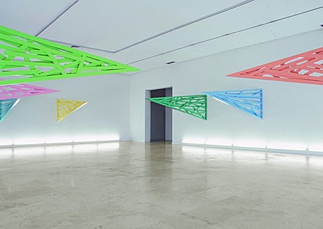 Imagen secundaria 1 - Arriba, 'Sin título' (2010).Sobre estas líneas, 'Una mirada tutti frutti', instalación para Helga de Alvear en 1999, y detalle de 'Sin título' (2006) 