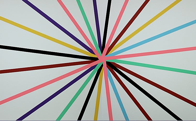 Imagen principal - Arriba, 'Sin título' (2010).Sobre estas líneas, 'Una mirada tutti frutti', instalación para Helga de Alvear en 1999, y detalle de 'Sin título' (2006) 