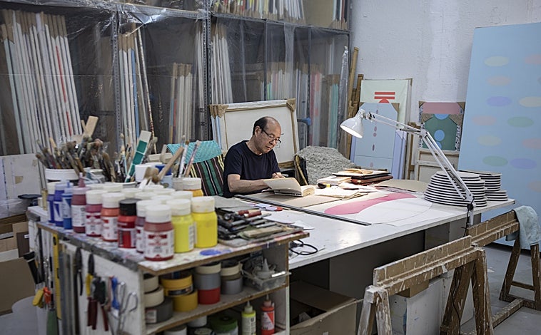 Imagen principal - Arriba, Mitsuo en su estudio, concentrado. Sobre estas líneas, las dos instalaciones que incluye en el CA2M en sus versiones para el Centro de Arte de Alcobendas y la Casa de la Moneda, respectivamente