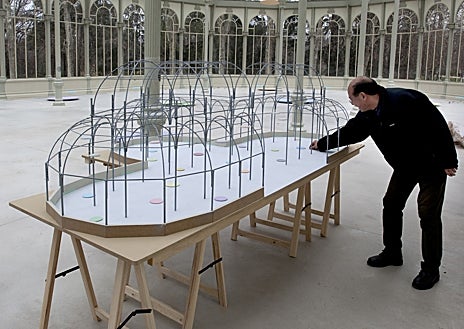 Imagen secundaria 1 - Arriba, detalle de los pinceles del pintor en su estudio. Sobre estas líneas, Mitsuo, durante el montaje de su muestra en el Palacio de Cristal en 2013 y en una imagen de archivo en los setenta