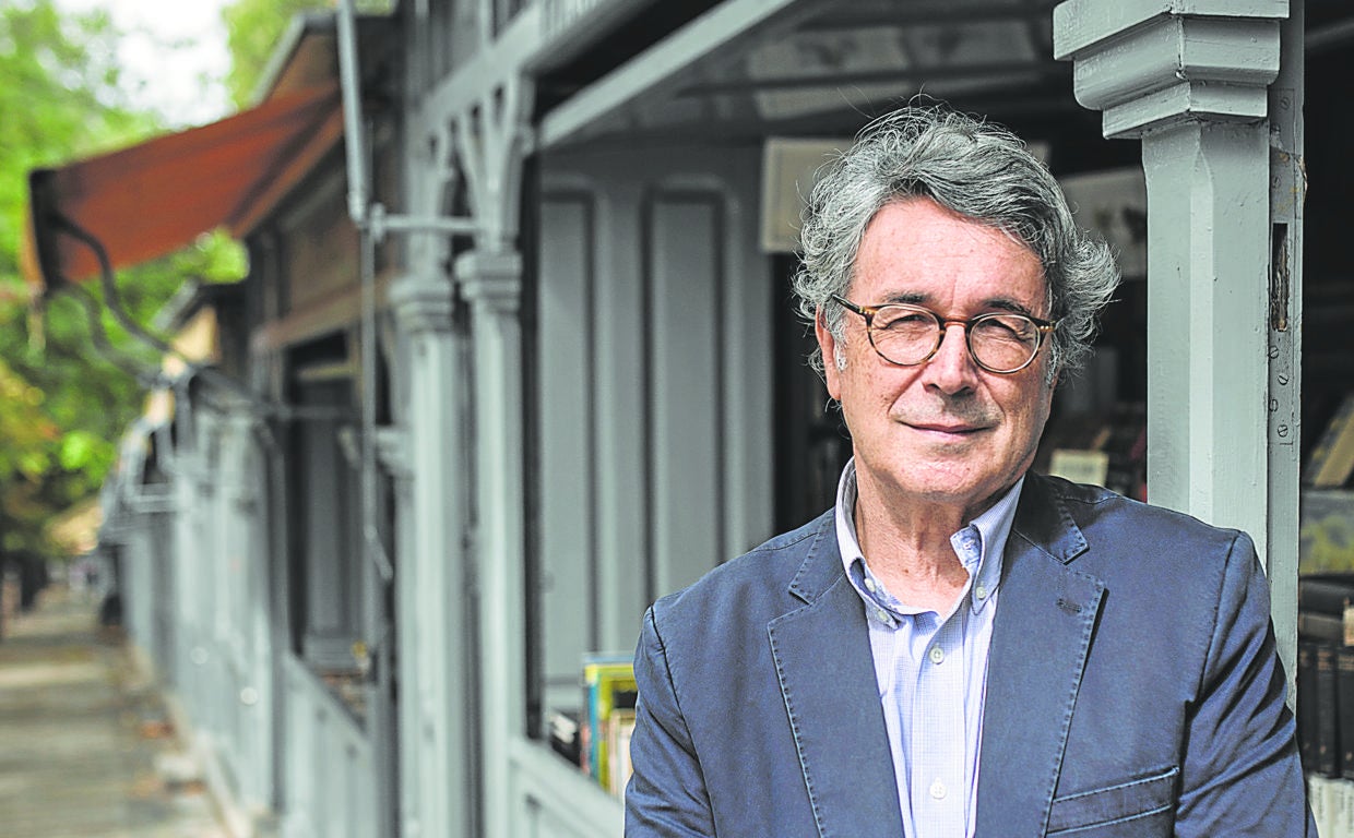 Andrés Trapiello en la madrileña Cuesta de Moyano