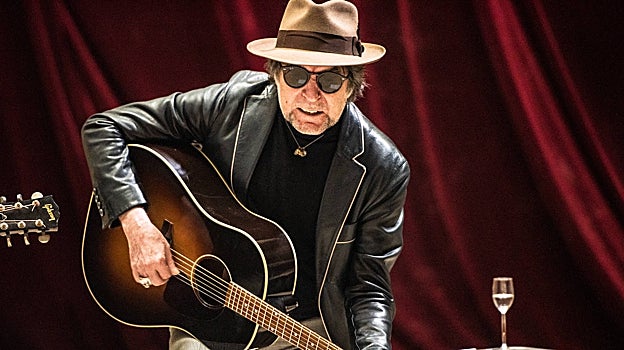 El de Úbeda, guitarra en mano