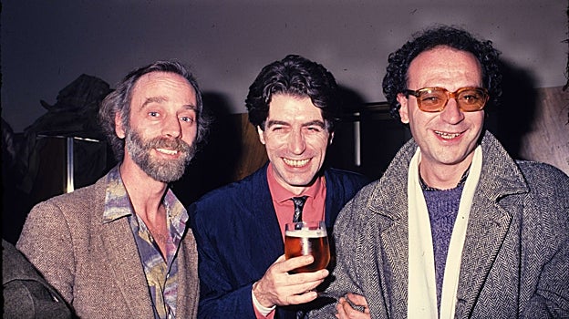 Los cantautores Javier Krahe, Joaquín Sabina y Ricardo Solfa (Jaume Sisa), en la noche madrileña de los ochenta