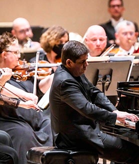 Imagen secundaria 2 - La soprano Sabina Puértolas durante el concierto. El alcalde de Madrid, José Luis Martínez-Almeida, su Majestad la Reina Sofía y Eric Adams, alcalde de Nueva York.  Javier Perianes, al piano.