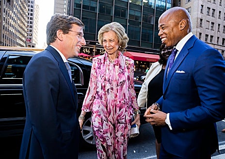 Imagen secundaria 1 - La soprano Sabina Puértolas durante el concierto. El alcalde de Madrid, José Luis Martínez-Almeida, su Majestad la Reina Sofía y Eric Adams, alcalde de Nueva York.  Javier Perianes, al piano.