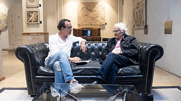 El premio Loewe Diego Doncel, a la izquierda, charla en Madrid con Adonis, el gran candidato al Nobel de Literatura del mundo árabe