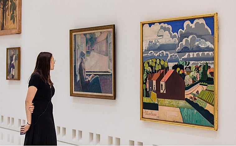 Imagen principal - Cuatro patios originales del edificio histórico se han convertido en diez galerías para exhibir arte moderno. James Ensor, de quien el museo atesora la mayor colección del mundo, figura como bisagra entre las colecciones antiguas y modernas. Arriba y abajo, a la izquierda y a la izquierda, tres de las nuevas salas para el arte moderno