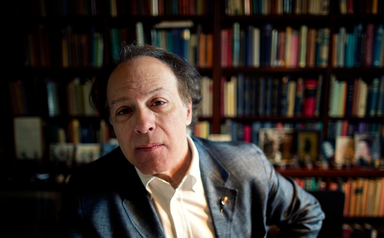 Javier Marías, retratado en su biblioteca