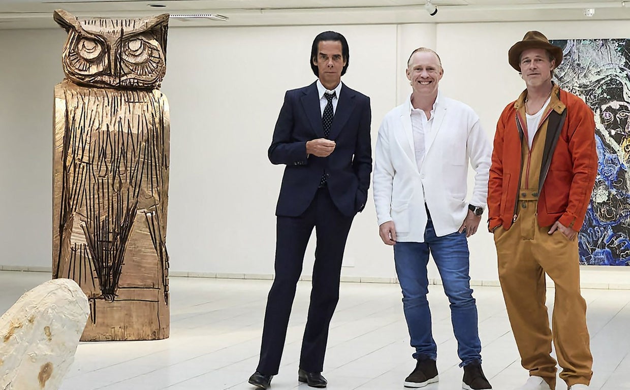 Brad Pitt y Nick Cave flanquean a Thomas Houseago antes de la inauguración de la exposición 'Thomas Houseago - WE with Nick Cave and Brad Bitt', en el Museo de Arte Sara Hilden de Tampere, Finlandia