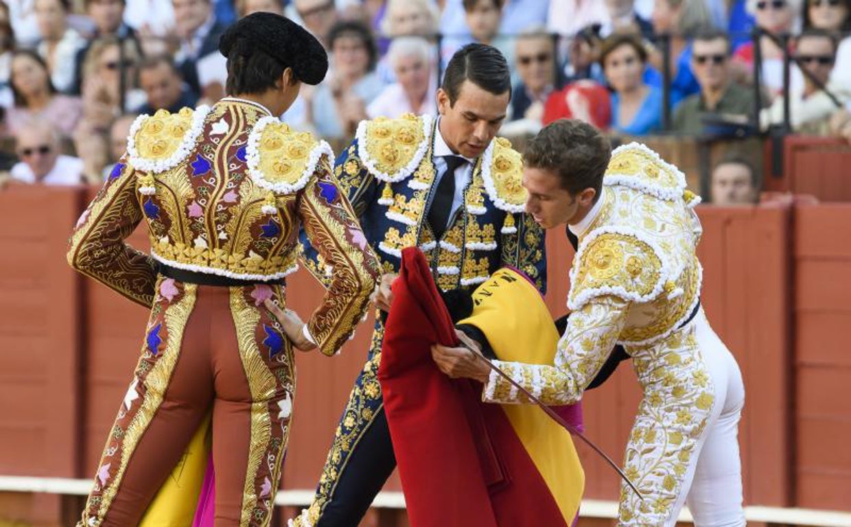 Calerito tomó la alternativa de manos de Manzanares y en presencia de Roca Rey