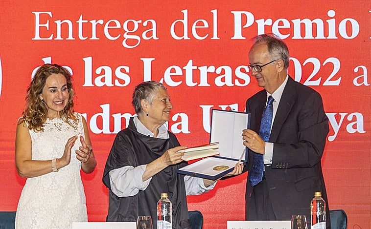 Liudmila Ulítskaya: «Hoy no se detiene a nadie por un libro. Ya no interesa la hazaña de leer»