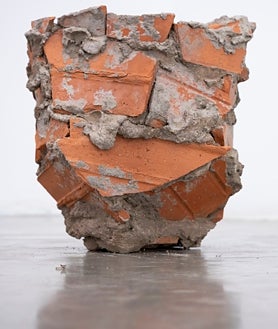 Imagen secundaria 2 - Sobre estas líneas, obras de Guillermo Pérez Villalta (Sala Parés) y Jean Denant (Rocía SantaCruz). Arriba, dos personas contemplan las delicadas propuestas de Joana Escoval en Bombón