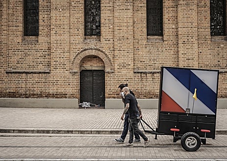 Imagen secundaria 1 - Sobre estas líneas, propuestas de Barbería Móviles y Espacios colectivos ciudadanos en la Amazonia peruana. Arriba, 'Casa de Música en Nacajua (México), de Colectivo C733