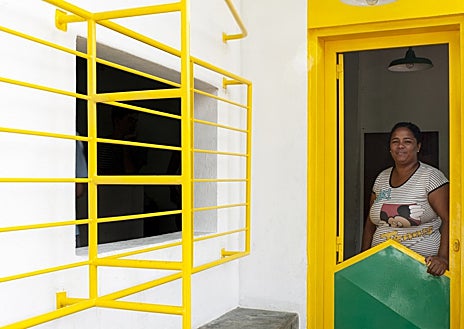 Imagen secundaria 1 - Sobre estas líneas, Comedores ALS en Barrio Nuevo Horizonte, y Taller de Confección Amairis