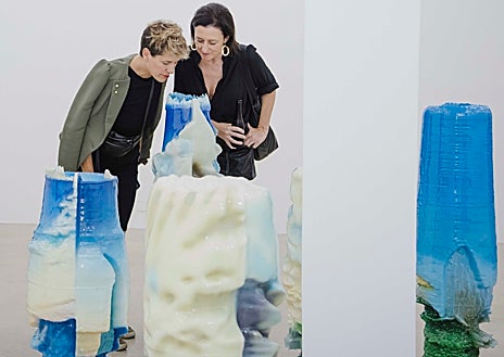 Imagen secundaria 1 - Sobre estas líneas, dos mujeres disfrutan de las obras de Lola Zoido en Tuesday to Friday. A la derecha, Lauren Moffatt observa sus propias piezas con una tablet en The Liminal. Arriba, detalle de la propuesta de Acaymo S. Cuesta en Set Spai d'Art