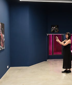 Imagen secundaria 2 - Sobre estas líneas, dos mujeres disfrutan de las obras de Lola Zoido en Tuesday to Friday. A la derecha, Lauren Moffatt observa sus propias piezas con una tablet en The Liminal. Arriba, detalle de la propuesta de Acaymo S. Cuesta en Set Spai d'Art