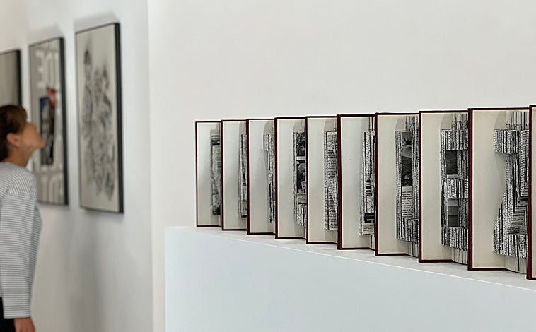 Imagen principal - Sobre estas líneas, dos mujeres disfrutan de las obras de Lola Zoido en Tuesday to Friday. A la derecha, Lauren Moffatt observa sus propias piezas con una tablet en The Liminal. Arriba, detalle de la propuesta de Acaymo S. Cuesta en Set Spai d'Art