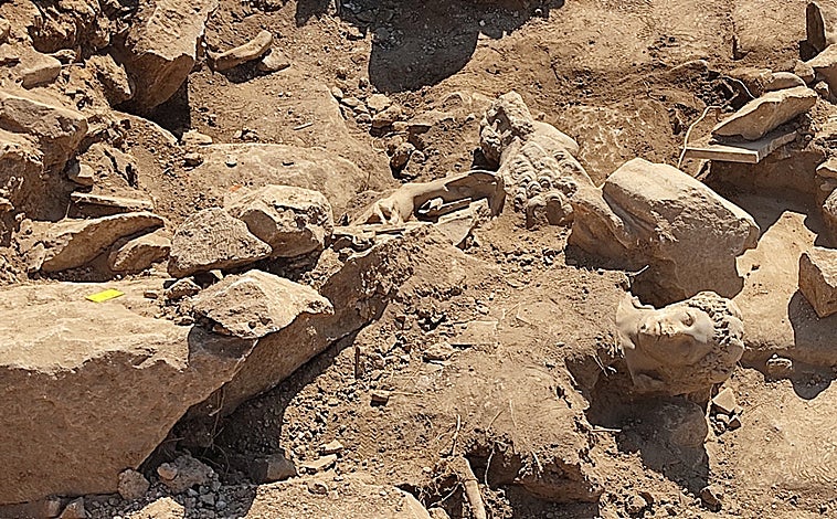 Imagen principal - De acuerdo con los investigadores, la escultura decoraría lo que parece ser un edificio público de época bizantina