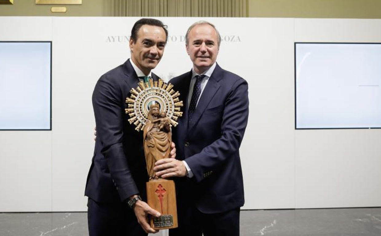 El Cid recibe el trofeo de manos de Jorge Azcón