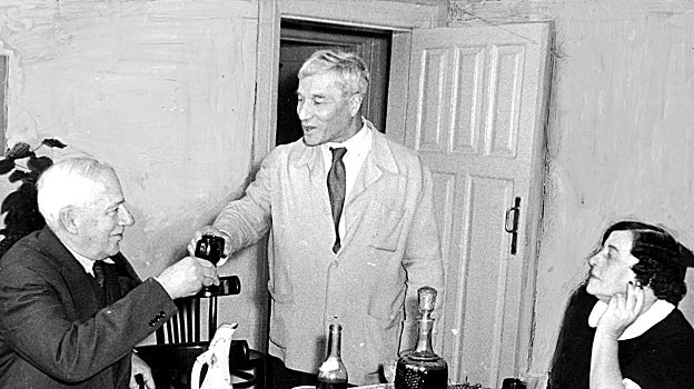 Pasternak brinda tras la obtención del premio Nobel en 1958 junto a su esposa Zinaida y su amigo, el escritor de cuentos infantiles Kamey Chuvasky